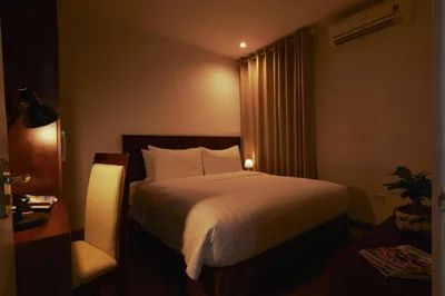 One-Bedroom Deluxe Suite, Bathtub and Quiet Street View — The Bloom Classic - An Excellent Blend of Cozy Living and Urban Relaxation